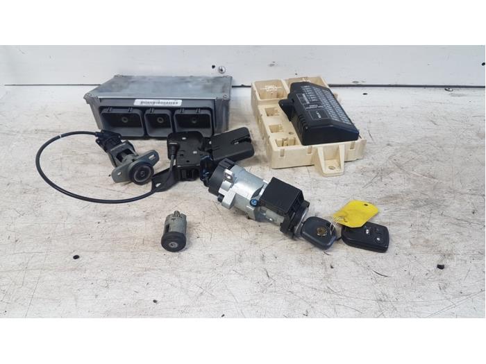 Used Ignition lock + computer Jaguar S-type (X200) 3.0 V6 24V Price € 150,00 Margin scheme offered by Autodemontagebedrijf Smit