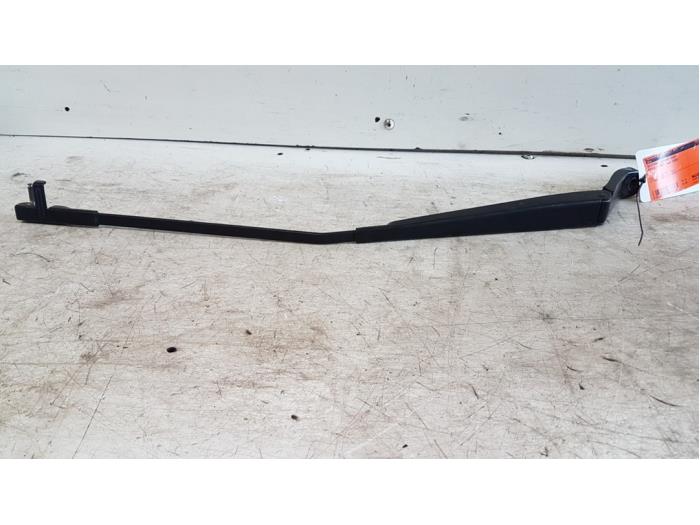 Front wiper arm from a Peugeot 407 (6D) 2.2 16V 2005