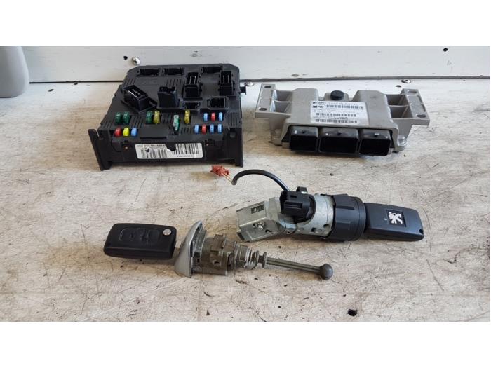Used Ignition lock + computer Peugeot 407 (6D) 2.2 16V Price € 150,00 Margin scheme offered by Autodemontagebedrijf Smit