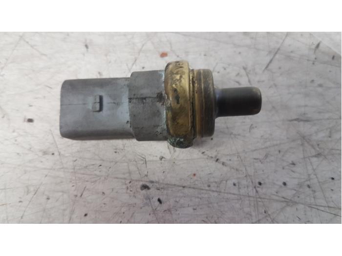 Used Engine temperature sensor Volkswagen Crafter 2.5 TDI 30/32/35/46/50 Price on request offered by Autodemontagebedrijf Smit