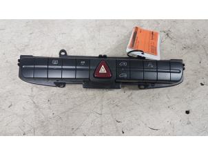 Usados Interruptor de luz de pánico Volkswagen Crafter 2.5 TDI 30/32/35/46/50 Precio € 20,00 Norma de margen ofrecido por Autodemontagebedrijf Smit
