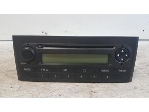 Usados Reproductor de CD y radio Fiat Punto II (188) Precio € 30,00 Norma de margen ofrecido por Autodemontagebedrijf Smit