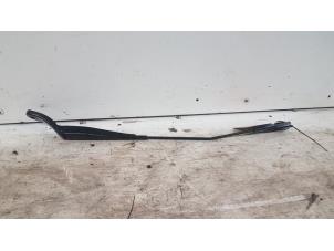 Used Front wiper arm Peugeot Partner Tepee (7A/B/C/D/E/F/G/J/P/S) 1.6 HDiF 90 16V Phase 1 Price € 10,00 Margin scheme offered by Autodemontagebedrijf Smit