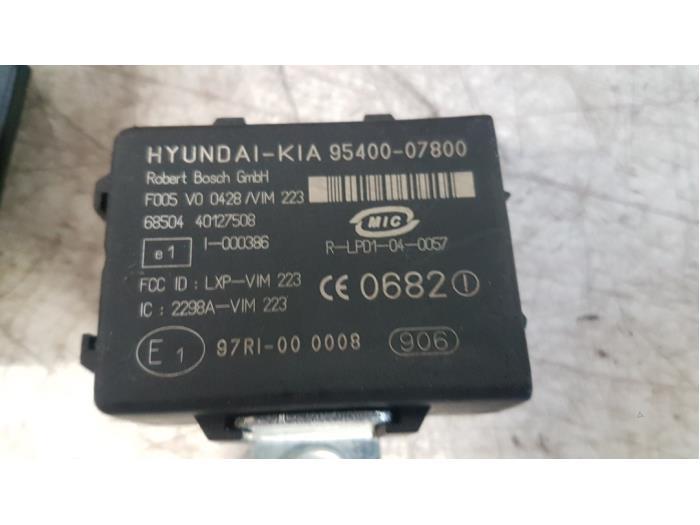 Ignition lock + computer from a Hyundai Accent 1.4i 16V 2006