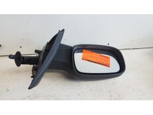 Used Wing mirror, left Renault Clio III (BR/CR) 1.2 16V 75 Price € 15,00 Margin scheme offered by Autodemontagebedrijf Smit