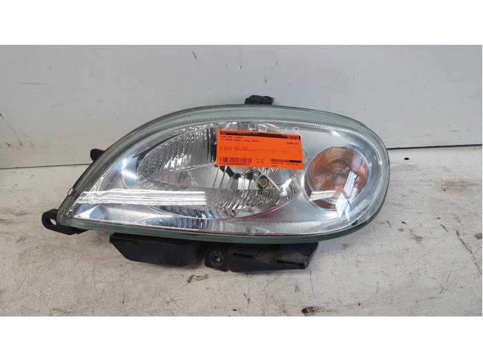 Używane Reflektor lewy Citroen Saxo 1.4i VTR,VTS Cena € 20,00 Procedura marży oferowane przez Autodemontagebedrijf Smit