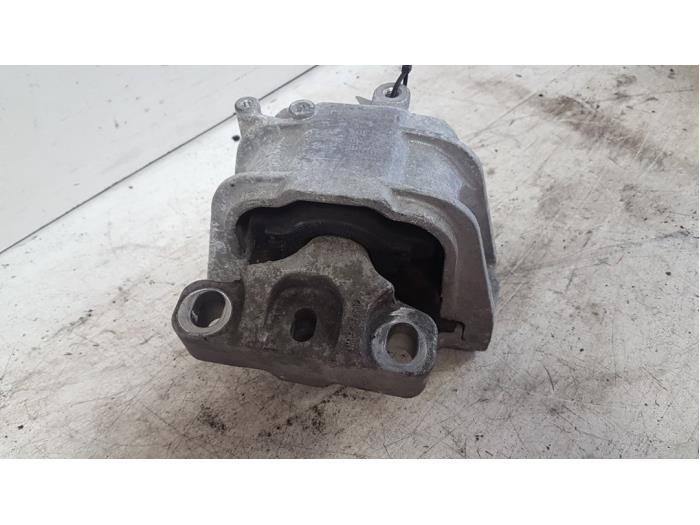 Usagé Support moteur Volkswagen Golf V (1K1) 1.6 FSI 16V Prix € 10,00 Règlement à la marge proposé par Autodemontagebedrijf Smit