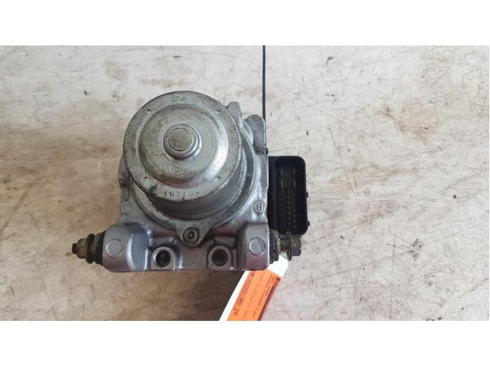 Używane Pompa ABS Honda Stream I (RN) 1.7 16V VTEC Cena € 25,00 Procedura marży oferowane przez Autodemontagebedrijf Smit