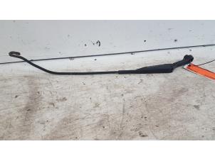 Used Front wiper arm Fiat Multipla (186) 1.6 16V 100 SX,ELX Price on request offered by Autodemontagebedrijf Smit