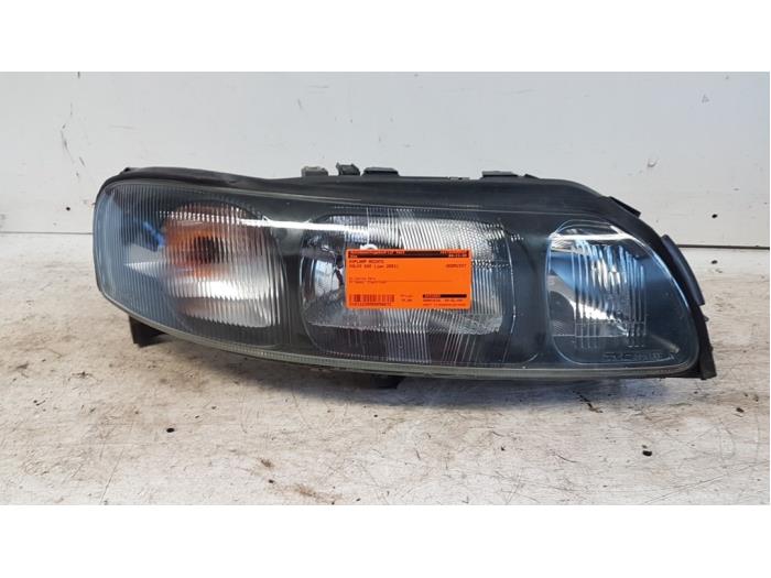 Używane Reflektor prawy Volvo S60 I (RS/HV) 2.4 20V 140 Cena € 75,00 Procedura marży oferowane przez Autodemontagebedrijf Smit