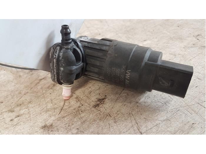 Windscreen washer pump from a Seat Leon (1P1) 1.6 2006