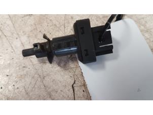 Used Brake light switch Volkswagen Crafter 2.5 TDI 30/32/35/46/50 Price € 10,00 Margin scheme offered by Autodemontagebedrijf Smit