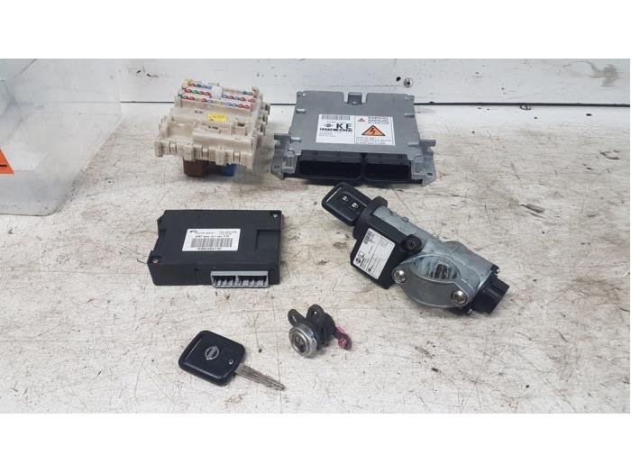 Used Ignition lock + computer Nissan Almera Tino (V10M) 2.2 Di 16V Price € 200,00 Margin scheme offered by Autodemontagebedrijf Smit