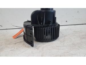 Used Plug heating and ventilation fan motor Volkswagen Transporter T5 2.5 TDi PF Price on request offered by Autodemontagebedrijf Smit