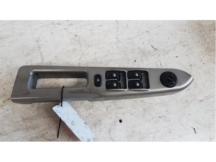 Usados Interruptor combinado de ventanillas Kia Rio (DC22/24) 1.5 16V Precio € 25,00 Norma de margen ofrecido por Autodemontagebedrijf Smit