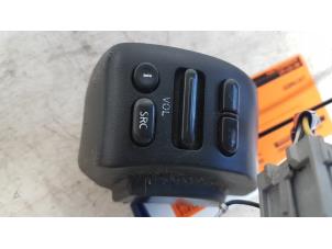 Used Steering wheel mounted radio control Nissan Micra (K12) 1.2 16V Price € 20,00 Margin scheme offered by Autodemontagebedrijf Smit