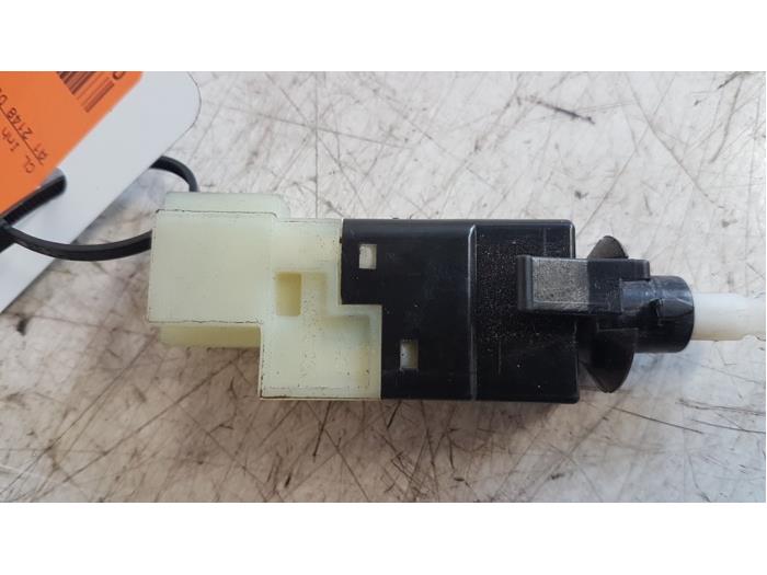 Brake light switch from a Mercedes-Benz Viano (639) 2.2 CDI 16V 2006