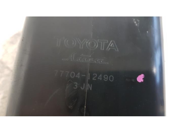 Filtro de carbón de un Toyota Corolla Verso (E12) 1.8 16V VVT-i 2004