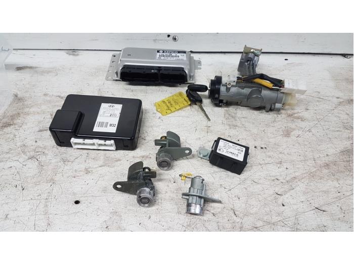 Used Ignition lock + computer Hyundai Matrix 1.6 16V Price € 150,00 Margin scheme offered by Autodemontagebedrijf Smit