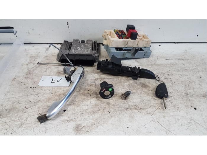 Used Ignition lock + computer Alfa Romeo GT (937) 1.9 JTD 16V Multijet Price € 125,00 Margin scheme offered by Autodemontagebedrijf Smit
