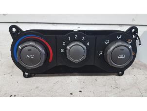 Usados Panel de control de calefacción Hyundai Matrix 1.8 16V Precio € 30,00 Norma de margen ofrecido por Autodemontagebedrijf Smit