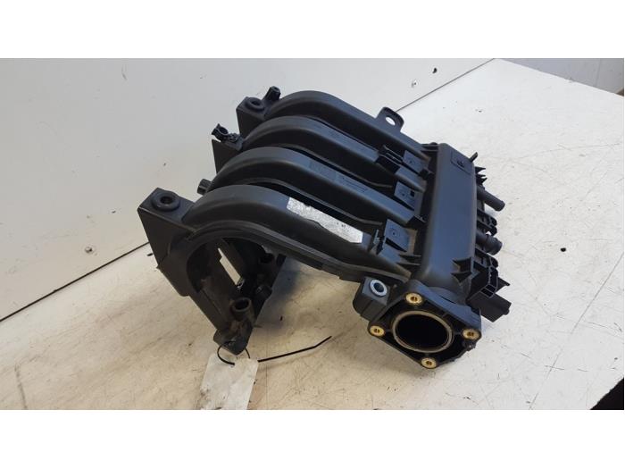 Begagnade Insugsrör Renault Clio III (BR/CR) 1.2 16V 75 Pris € 20,00 Marginaltabell erbjuds av Autodemontagebedrijf Smit