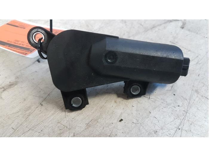 Intake manifold actuator from a BMW 3 serie (E90)  2005