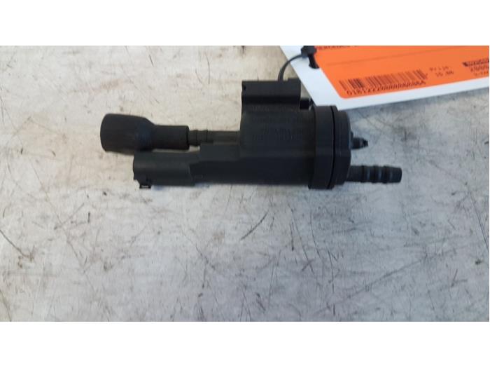 Vacuum valve from a Mercedes-Benz A (W169) 2.0 A-200 5-Drs. 2004