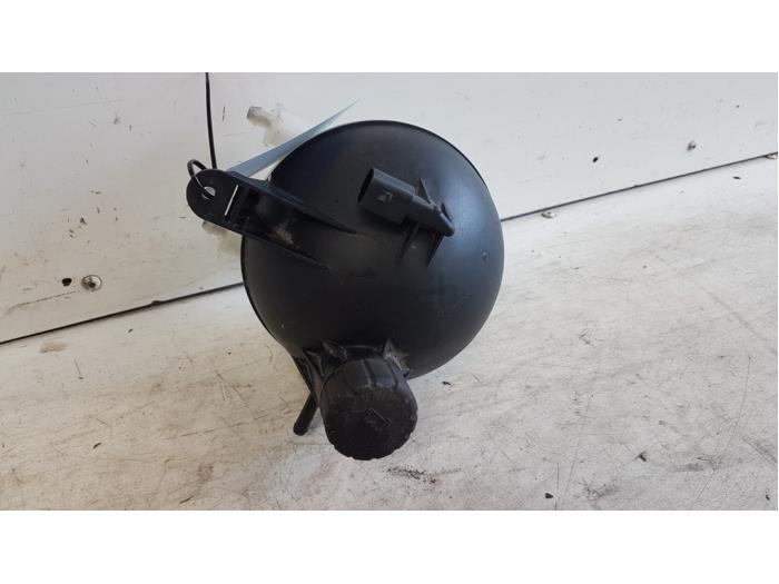 Expansion vessel from a Mercedes-Benz A (W169) 2.0 A-200 5-Drs. 2004