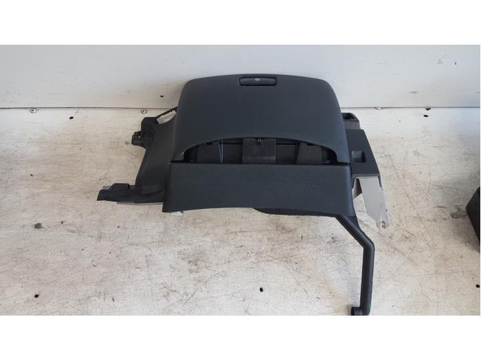 Begagnade Handskfack Citroen C4 Grand Picasso (UA) 2.0 16V Autom. Pris € 30,00 Marginaltabell erbjuds av Autodemontagebedrijf Smit