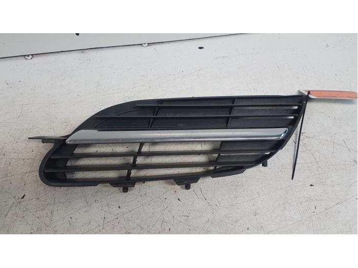 Używane Grill Nissan Almera Tino (V10M) 1.8 16V Cena € 20,00 Procedura marży oferowane przez Autodemontagebedrijf Smit