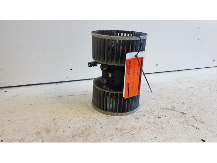 Heating and ventilation fan motor from a BMW 3 serie Compact (E46/5) 316ti 16V 2003