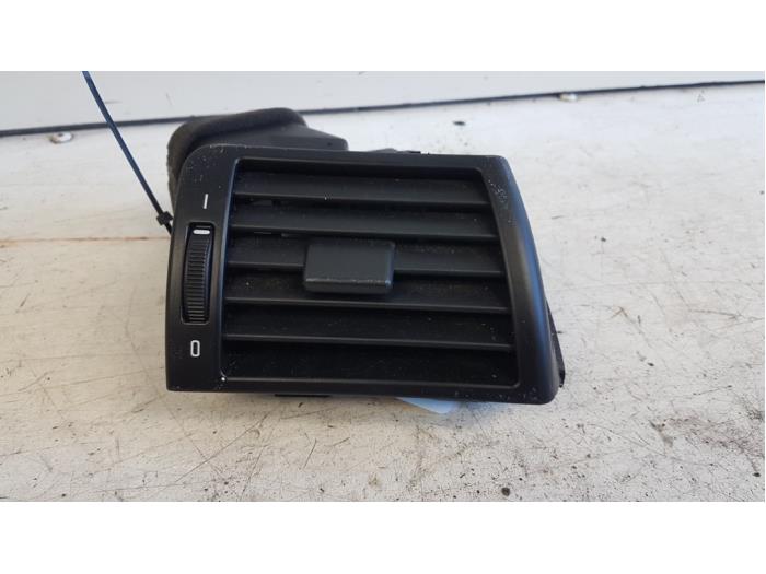 Dashboard vent from a BMW 3 serie Compact (E46/5) 316ti 16V 2003