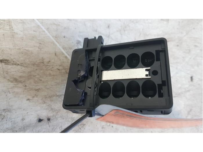 Begagnade Regnsensor Mazda 5 (CR19) 1.8i 16V Pris € 20,00 Marginaltabell erbjuds av Autodemontagebedrijf Smit