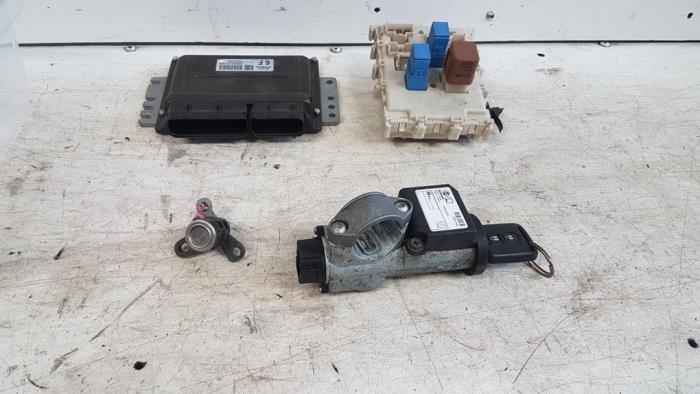 Used Ignition lock + computer Nissan Almera (N16) 1.8 16V Price € 150,00 Margin scheme offered by Autodemontagebedrijf Smit
