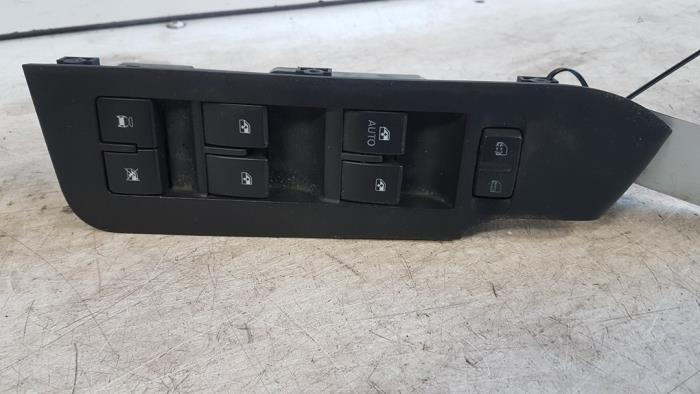 Usados Interruptor combinado de ventanillas Chevrolet Captiva (C100) 2.4 16V 4x2 Precio € 20,00 Norma de margen ofrecido por Autodemontagebedrijf Smit