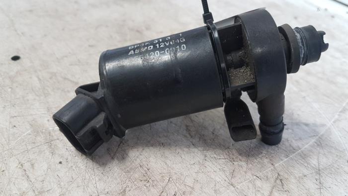 Używane Pompa spryskiwacza przód Mazda 5 (CR19) 2.0i 16V Cena € 10,00 Procedura marży oferowane przez Autodemontagebedrijf Smit