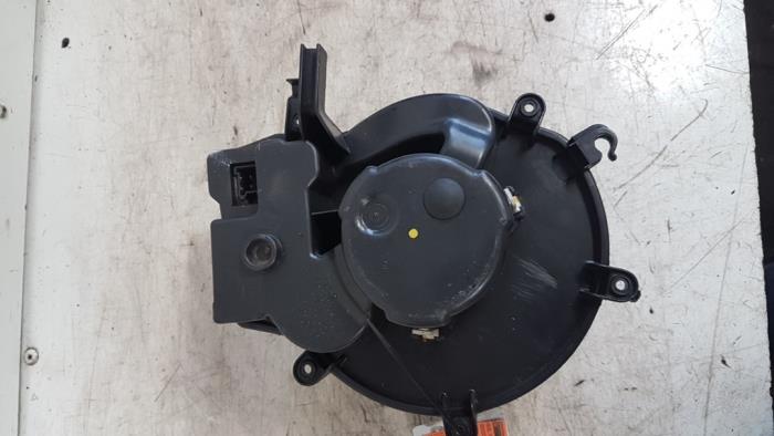 Heating and ventilation fan motor from a Mercedes-Benz C Combi (S203) 2.7 C-270 CDI 20V 2003