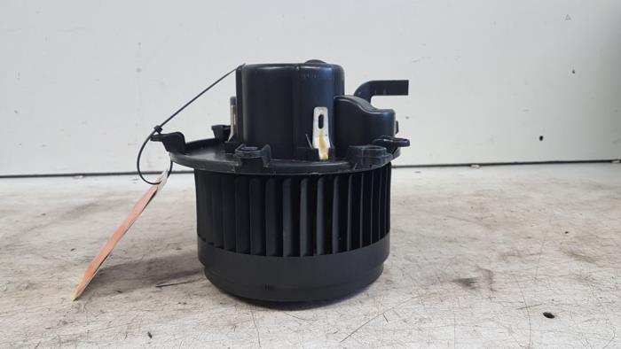Heating and ventilation fan motor from a Mercedes-Benz C Combi (S203) 2.7 C-270 CDI 20V 2003