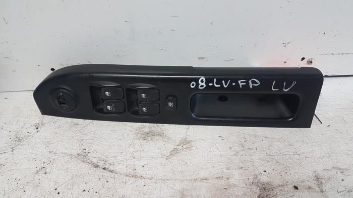 Usados Interruptor combinado de ventanillas Kia Carens II (FJ) 1.8i 16V Precio € 25,00 Norma de margen ofrecido por Autodemontagebedrijf Smit