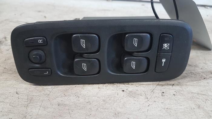 Usados Interruptor combinado de ventanillas Volvo V70 (SW) 2.4 D5 20V Precio € 45,00 Norma de margen ofrecido por Autodemontagebedrijf Smit