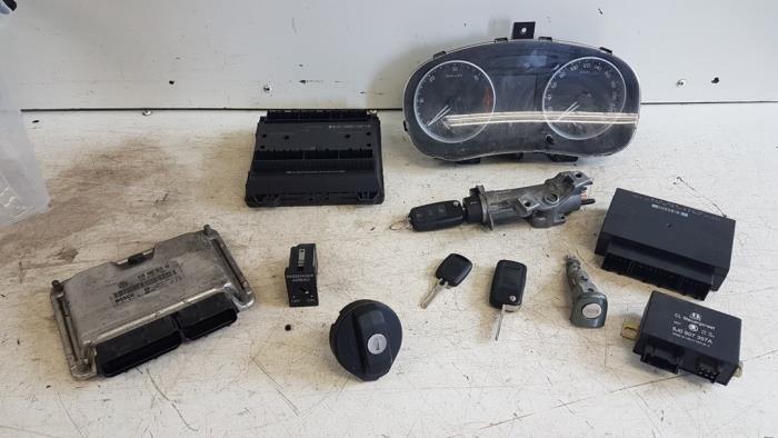 Used Ignition lock + computer Skoda Roomster (5J) 1.9 TDI Price € 200,00 Margin scheme offered by Autodemontagebedrijf Smit