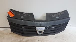 Usados Rejilla Dacia Sandero I (BS) 1.2 16V Bifuel Precio € 40,00 Norma de margen ofrecido por Autodemontagebedrijf Smit