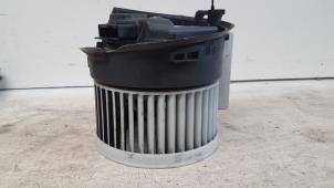 Used Heating and ventilation fan motor Peugeot 407 SW (6E) 2.2 16V Price € 15,00 Margin scheme offered by Autodemontagebedrijf Smit