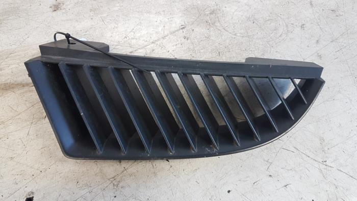 Używane Grill Mitsubishi Colt (Z2/Z3) 1.5 16V CZ3 Cena € 10,00 Procedura marży oferowane przez Autodemontagebedrijf Smit