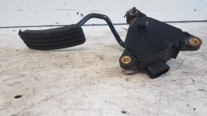 Used Accelerator pedal Renault Clio III (BR/CR) 1.6 16V Price € 20,00 Margin scheme offered by Autodemontagebedrijf Smit