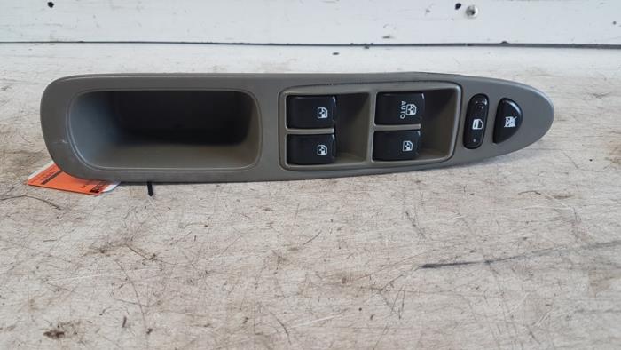 Usados Interruptor combinado de ventanillas Chevrolet Evanda 2.0 16V Precio € 25,00 Norma de margen ofrecido por Autodemontagebedrijf Smit