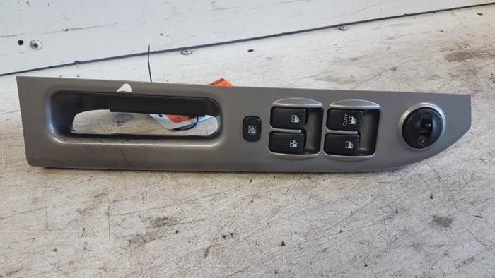Usados Interruptor combinado de ventanillas Kia Carens II (FJ) 1.8i 16V Precio € 25,00 Norma de margen ofrecido por Autodemontagebedrijf Smit