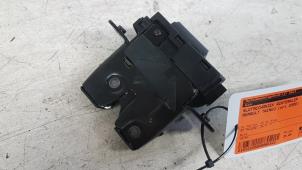 Used Tailgate lock mechanism Renault Twingo II (CN) 1.2 16V GT TCE Price € 25,00 Margin scheme offered by Autodemontagebedrijf Smit