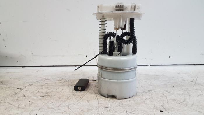 Electric fuel pump from a Renault Clio III (BR/CR) 1.4 16V 2007
